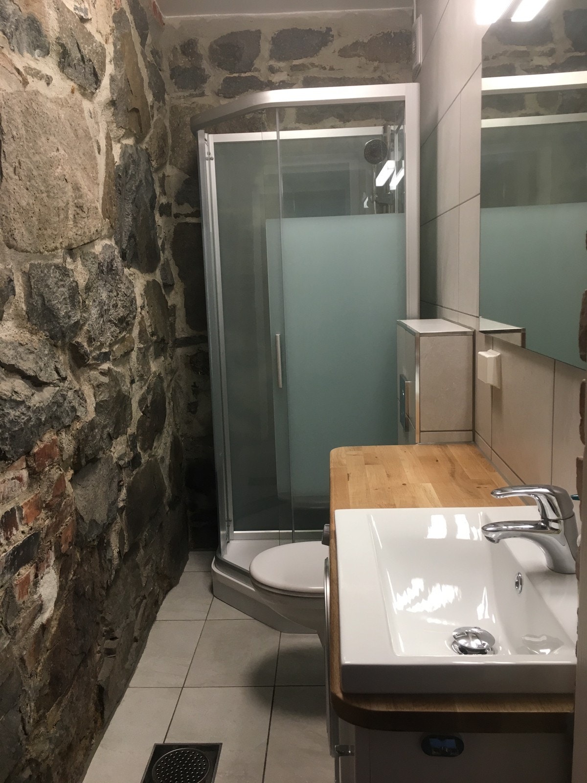 Bad med dusj og vaskemaskin Galleribilde