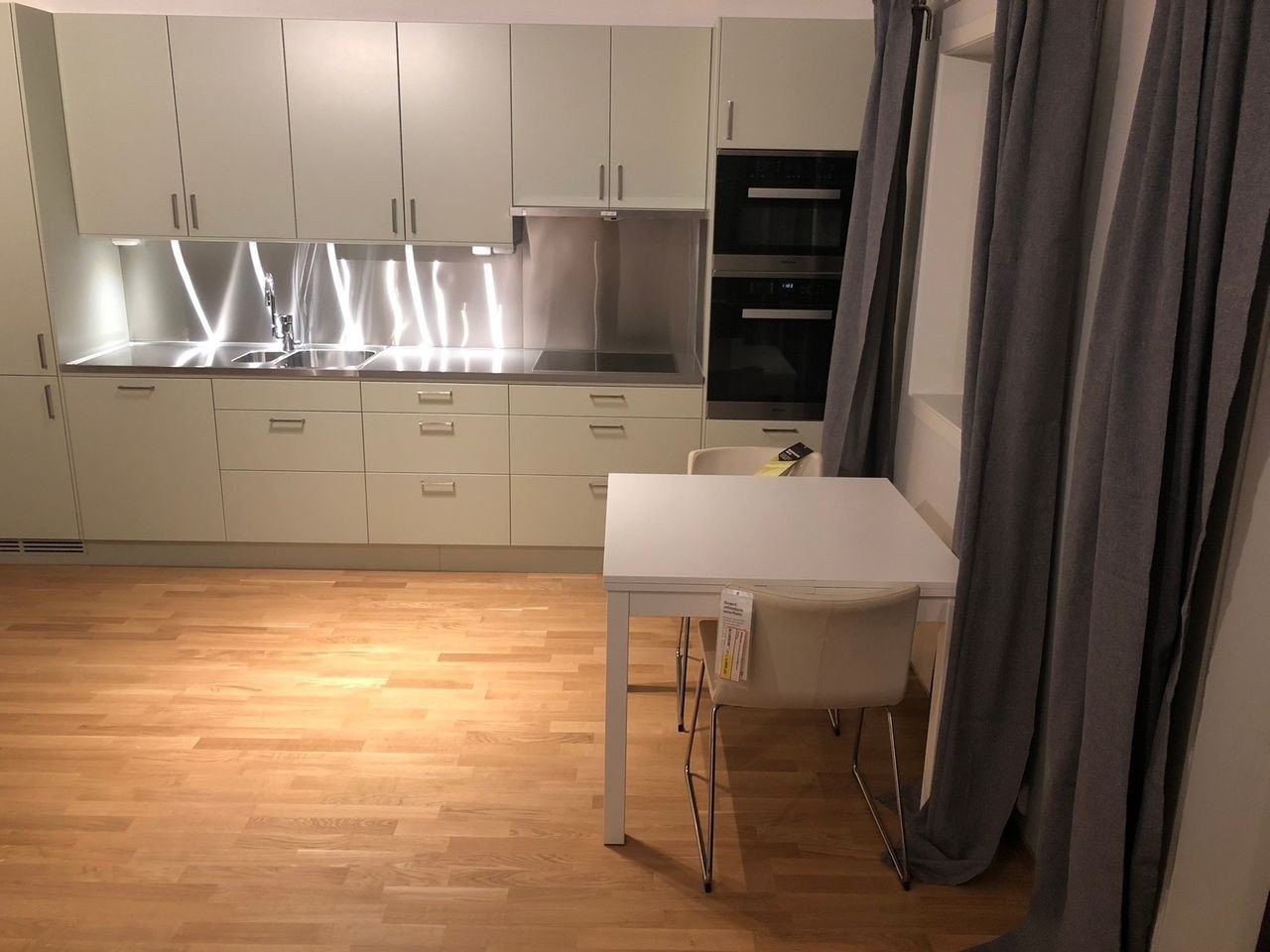 Kjøkken med god benkeplass - induksjonstopp fra Mielse Galleribilde