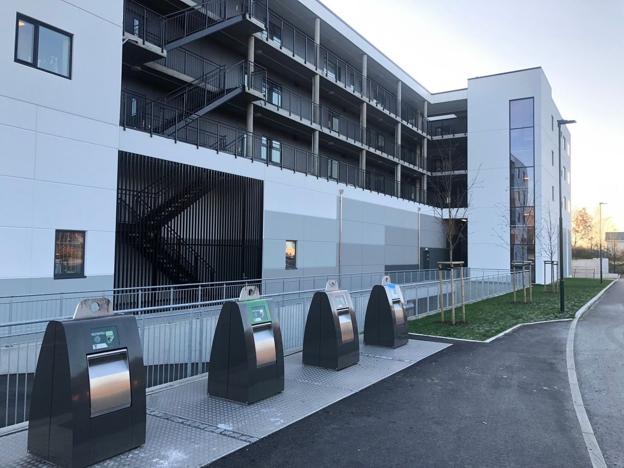 Nedgravde søppelcontainere som betjener blokken Galleribilde