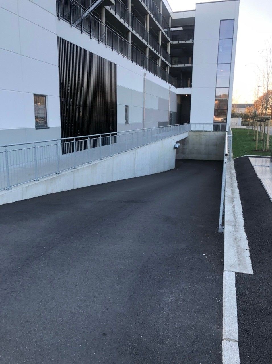 Nedkjøring til garasje. Fjernbetjent port Galleribilde