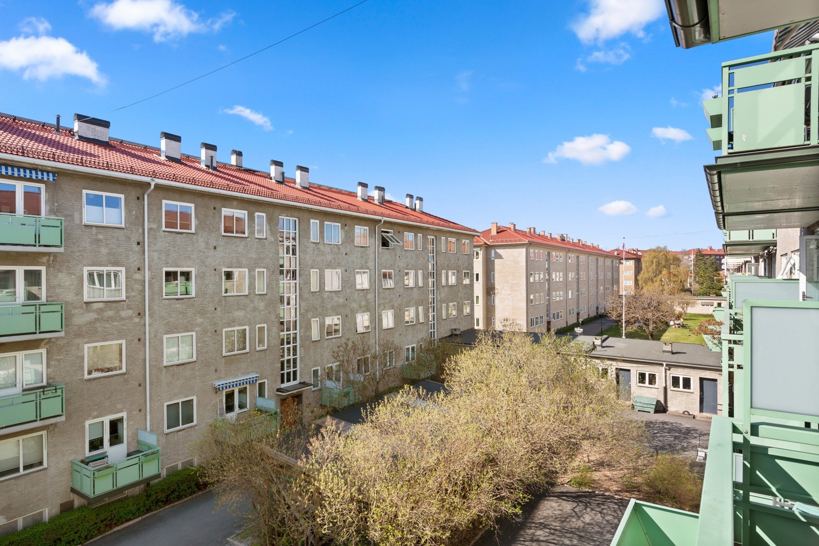 - Fra vestvendt balkong er det utsyn over fellesareal mot nordvest - Galleribilde
