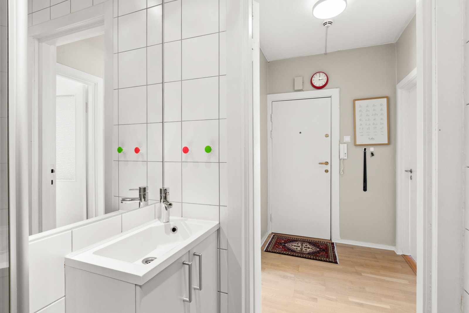 - Lyst flistlagt baderom med gulvvarme - Galleribilde