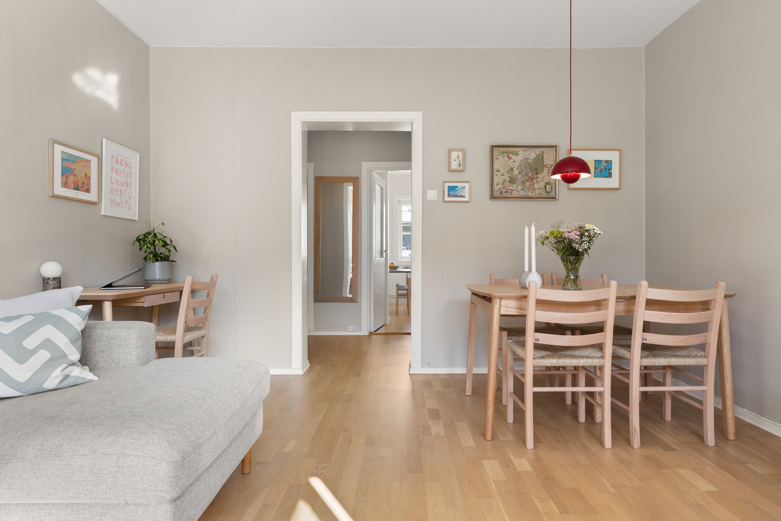 - Plass til både spisegruppe, sofa, mediebenk og annen møblering i stuen - Galleribilde