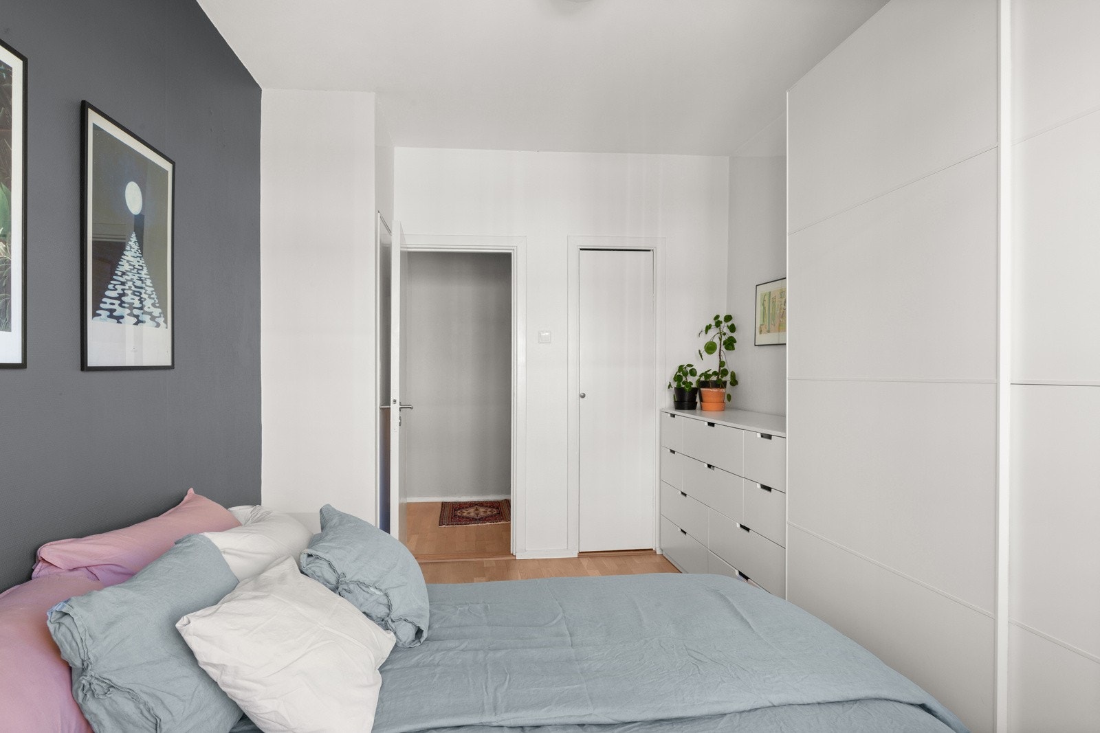 - Det er god plass til dobbeltseng, nattbord, garderobe og kommode på soverommet - Galleribilde