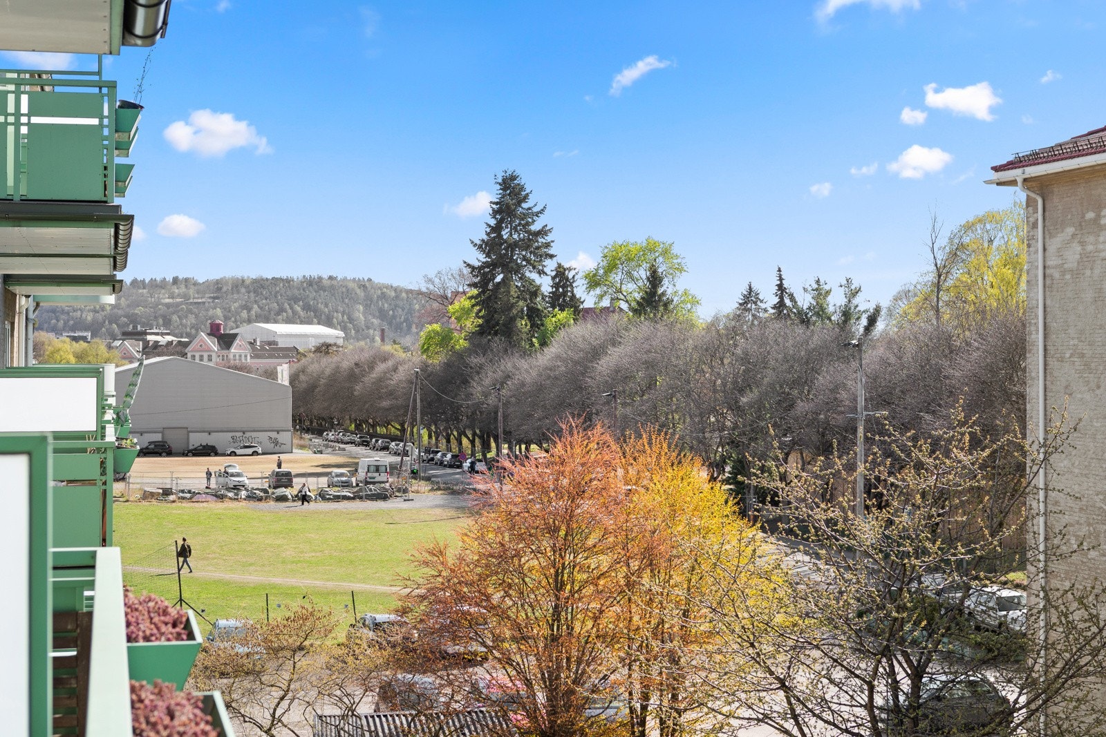 - Fra vestvendt balkong er det utsyn mot Botanisk Hage i sydvest - Galleribilde