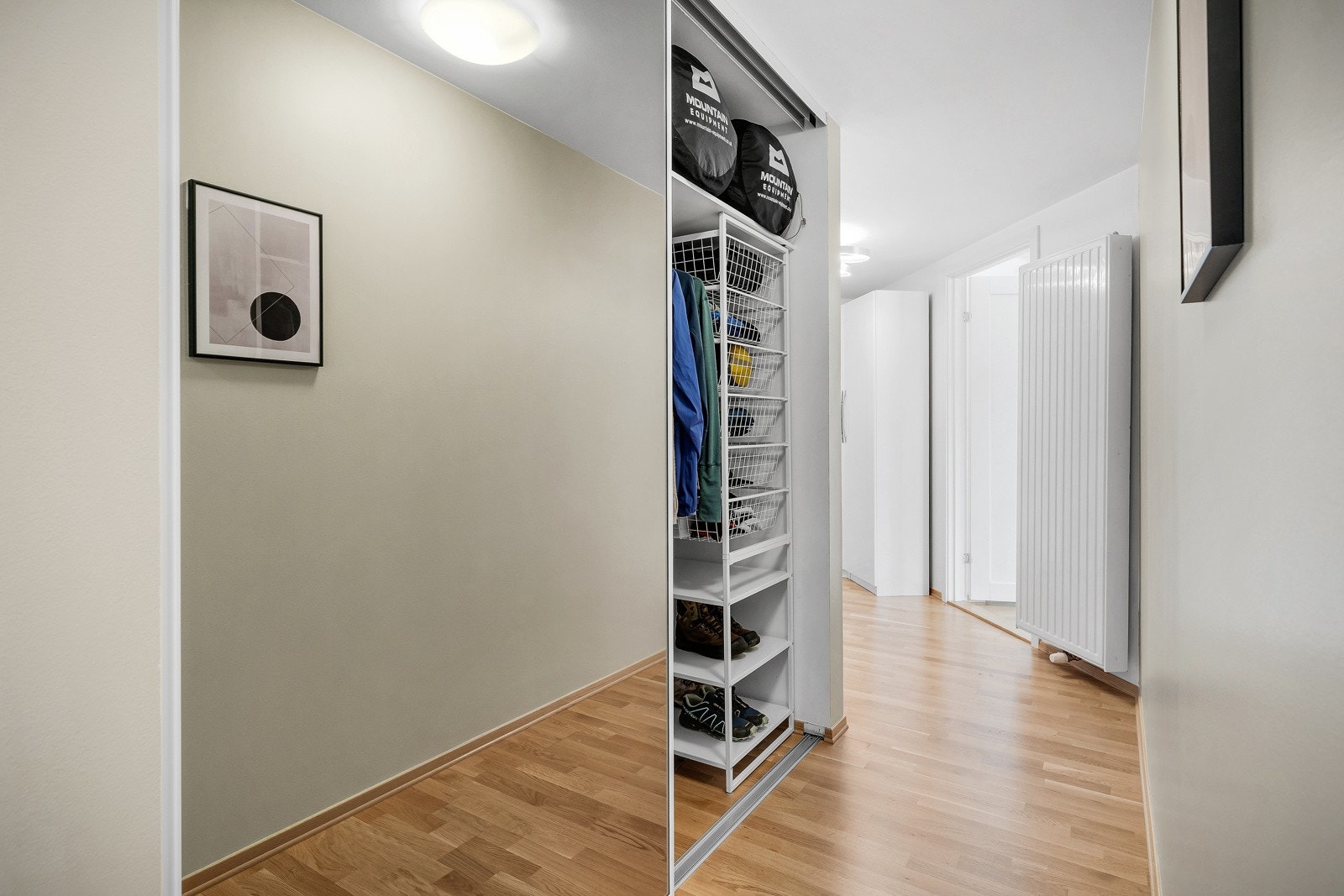 Gangen som leder mellom de fleste rom er målt til 6,7 kvm. Ny skyvedørsgarderobe fra 2021 Galleribilde