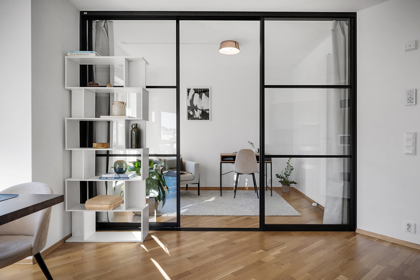 Glassvegg som deler mellom stue og kontor er satt inn i 2021 Galleribilde