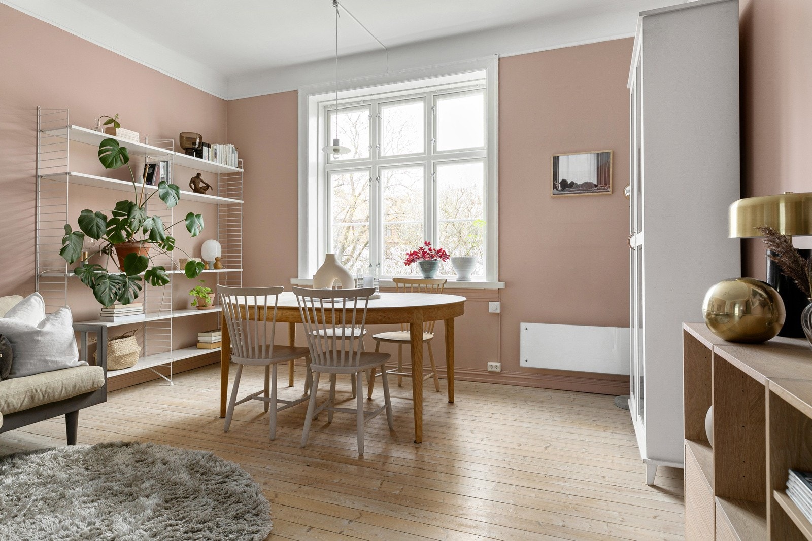 Utsyn mot fantastisk bakgård, samt dype vinduskarmer med plass til blomster, m.m. Galleribilde
