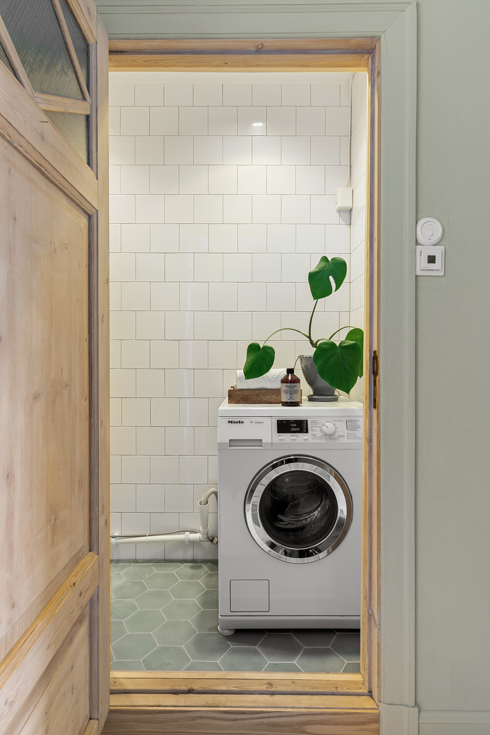 Det er opplegg for vaskemaskin på dusjbad Galleribilde