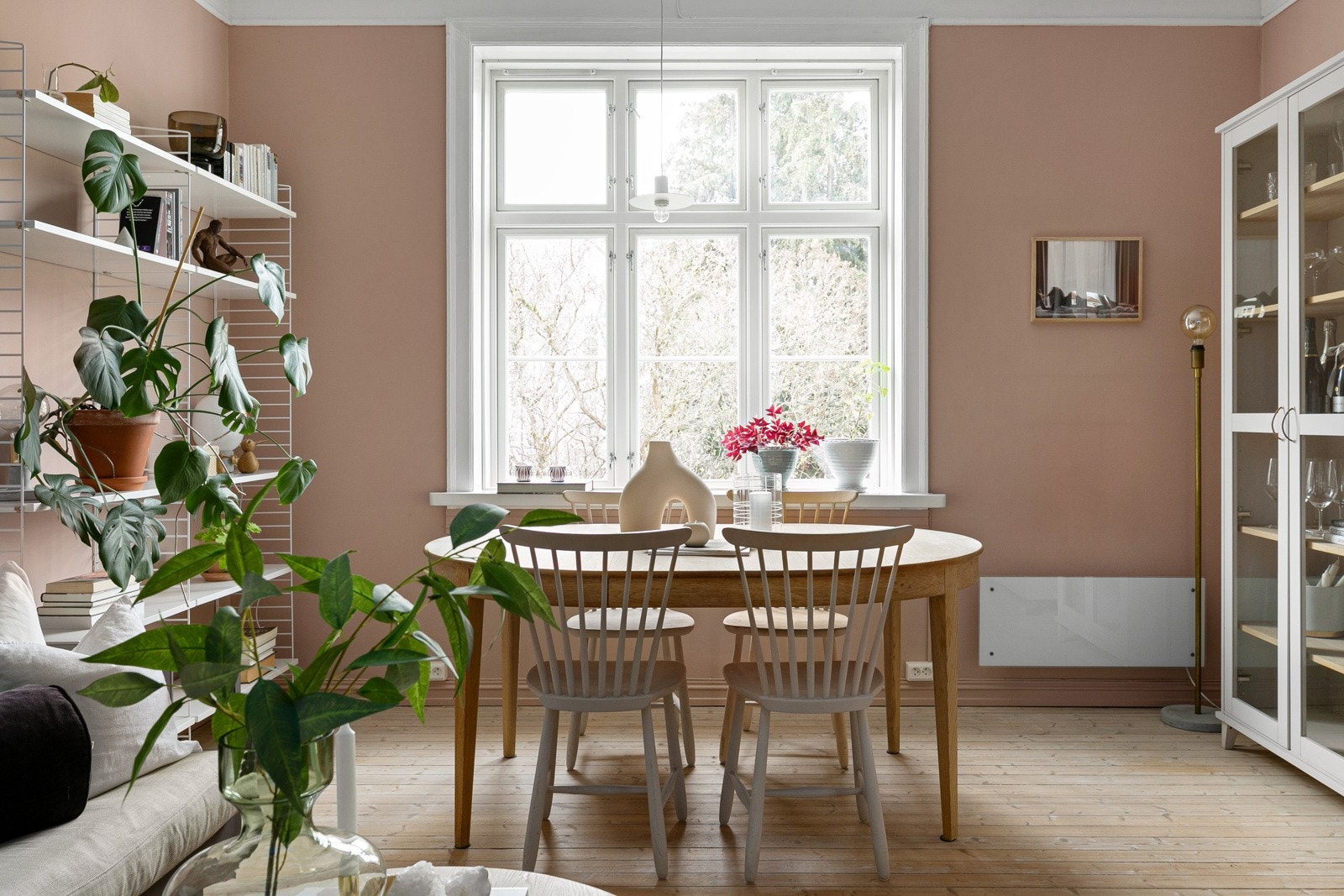 De store vinduene gir leiligheten rikelig med lys Galleribilde