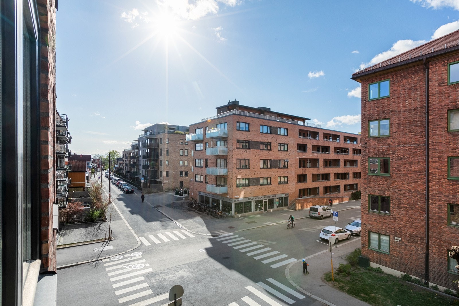 Flott utsyn fra stuevinduet mot idylliske Rodeløkka! Galleribilde