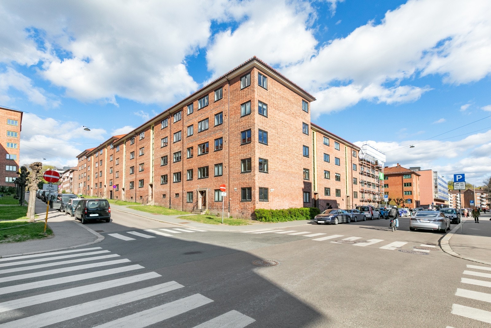 Rodeløkka er et spennende og sjarmerende område med gammel trehusbebyggelse og nostalgisk atmosfære. Dette er området for deg som ønsker å bo sentralt med nærhet til et urbant og sosialt byliv, men samtidig tilbaketrukket. Galleribilde
