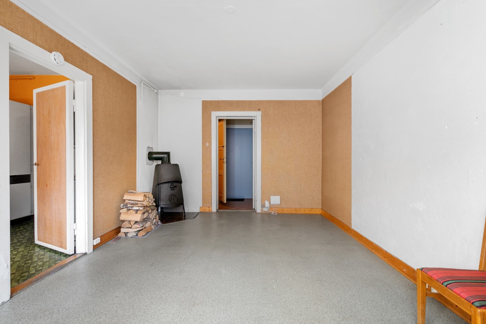 Stor og lys stue med god plass til flere møbleringsmuligheter. Her har dere muligheten til å starte med blanke ark, uten dårlig samvittighet, og lage et hjem som er skreddersydd med utgangspunkt i deres egne ønsker og behov. Galleribilde