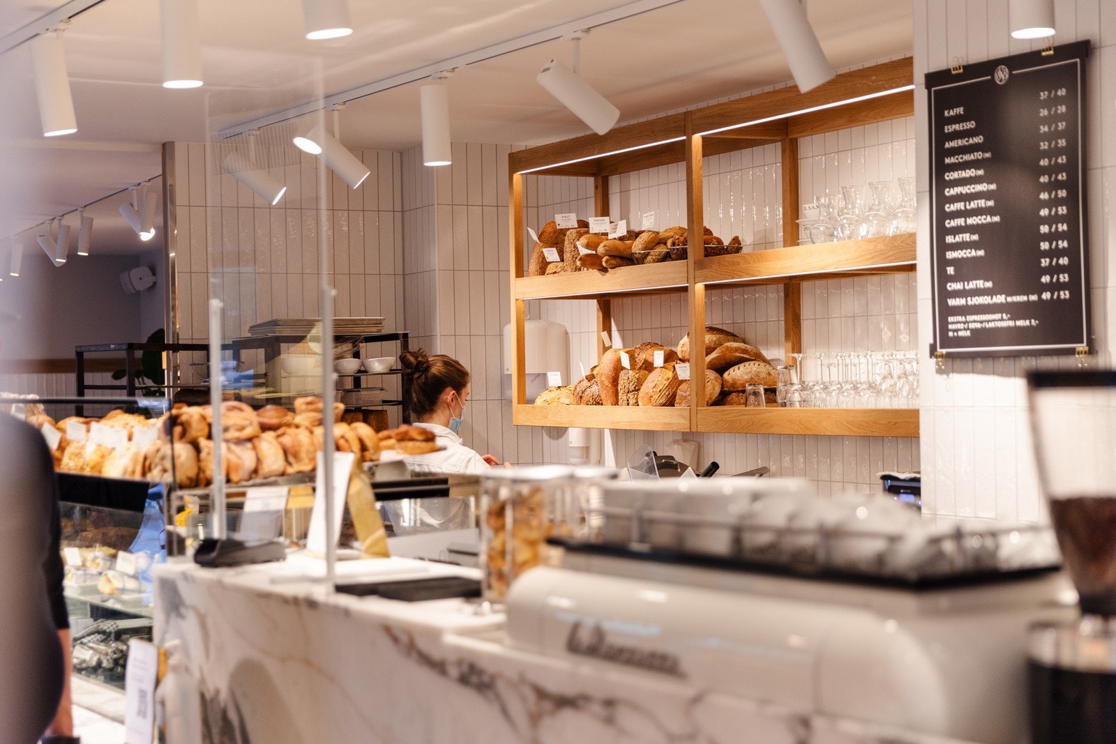 Bakeriet tilbyr et bredt utvalg av bakverk, samt servering av smakfull pizza på ettermiddagene. Galleribilde