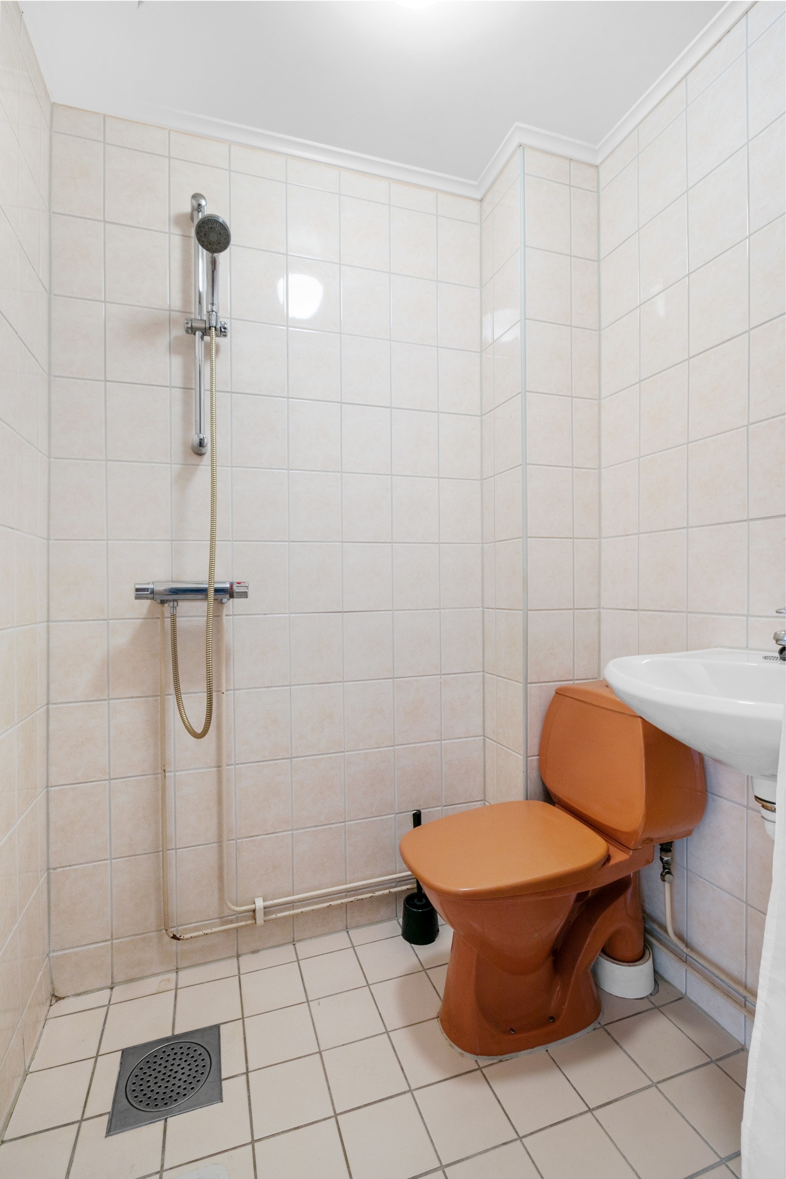 Bad bygget ca.2000, bygget i regi av aksjelaget og inneholder dusjhjørne, gulvstående klosett og servant. Badet holder eldre standard og renovering bør påberegnes. Galleribilde