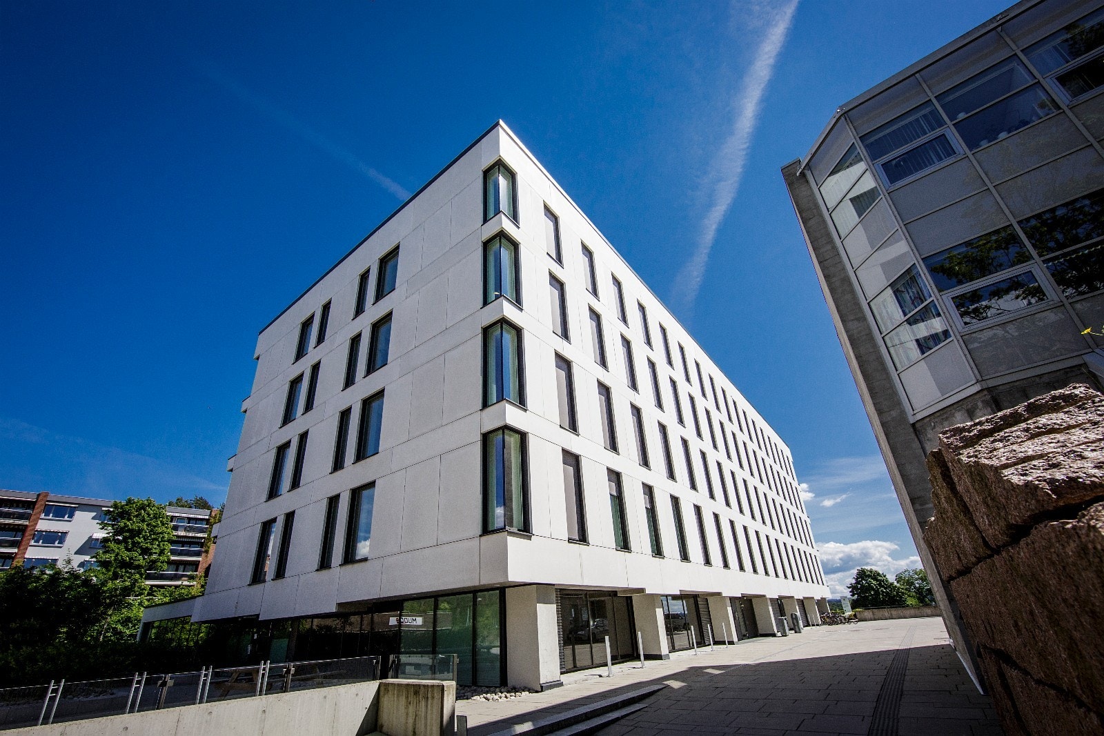 Malmskriverveien 4 ligger fritt og fint på en kolle i Sandvika sentrum med utsikt mot sjøen Galleribilde