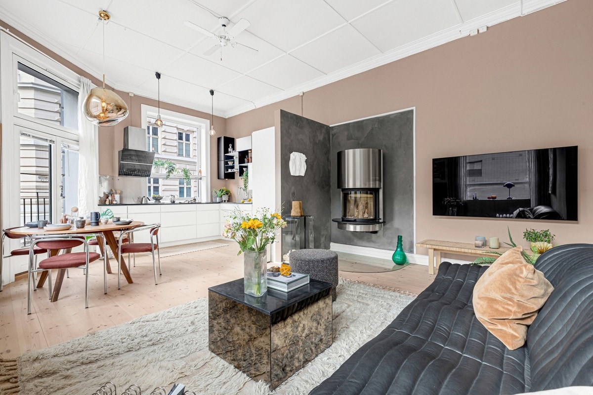 Du har rikelig med plass til en stor sofagruppe. I den åpne stue/kjøkkenløsningen er det også plass til en stor spisestue, så her har du god plass til middagsgjester. Galleribilde