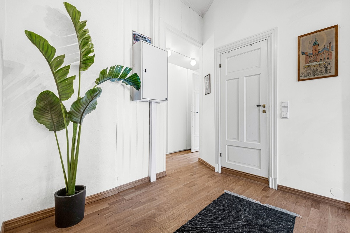 Her har du god plass til klesoppheng og oppbevaring av sko. Galleribilde
