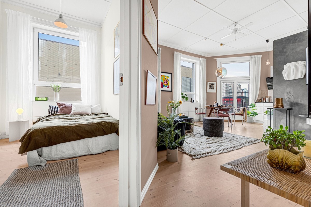 Rommet kan også fint leies ut til en god venn. Sett fra gang inn mot soverom og stue. Galleribilde