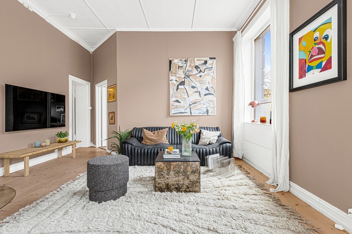 I denne leiligheten møter du forrige århundrets romslighet, takhøyde på hele 3,3 meter og vakre former pent kombinert med en moderne innredning og fargevalg Galleribilde