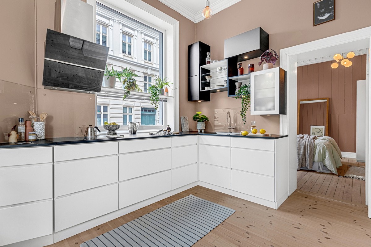 Den stilrene kjøkkeninnredningen fra KVIK er innholdsrik og har godt med skap og benkeplass. Galleribilde
