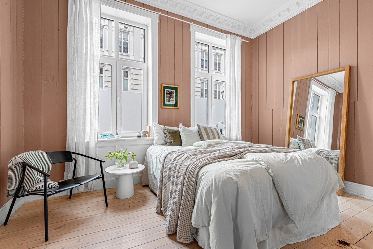 Hovedsoverommet har god plass til en stor dobbeltseng med tilhørende nattbord. Galleribilde
