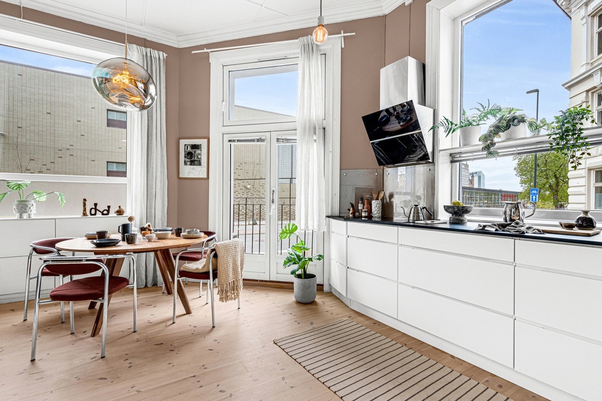 Legg merke til det flotte lyset som flommer inn fra de store vinduene. Galleribilde