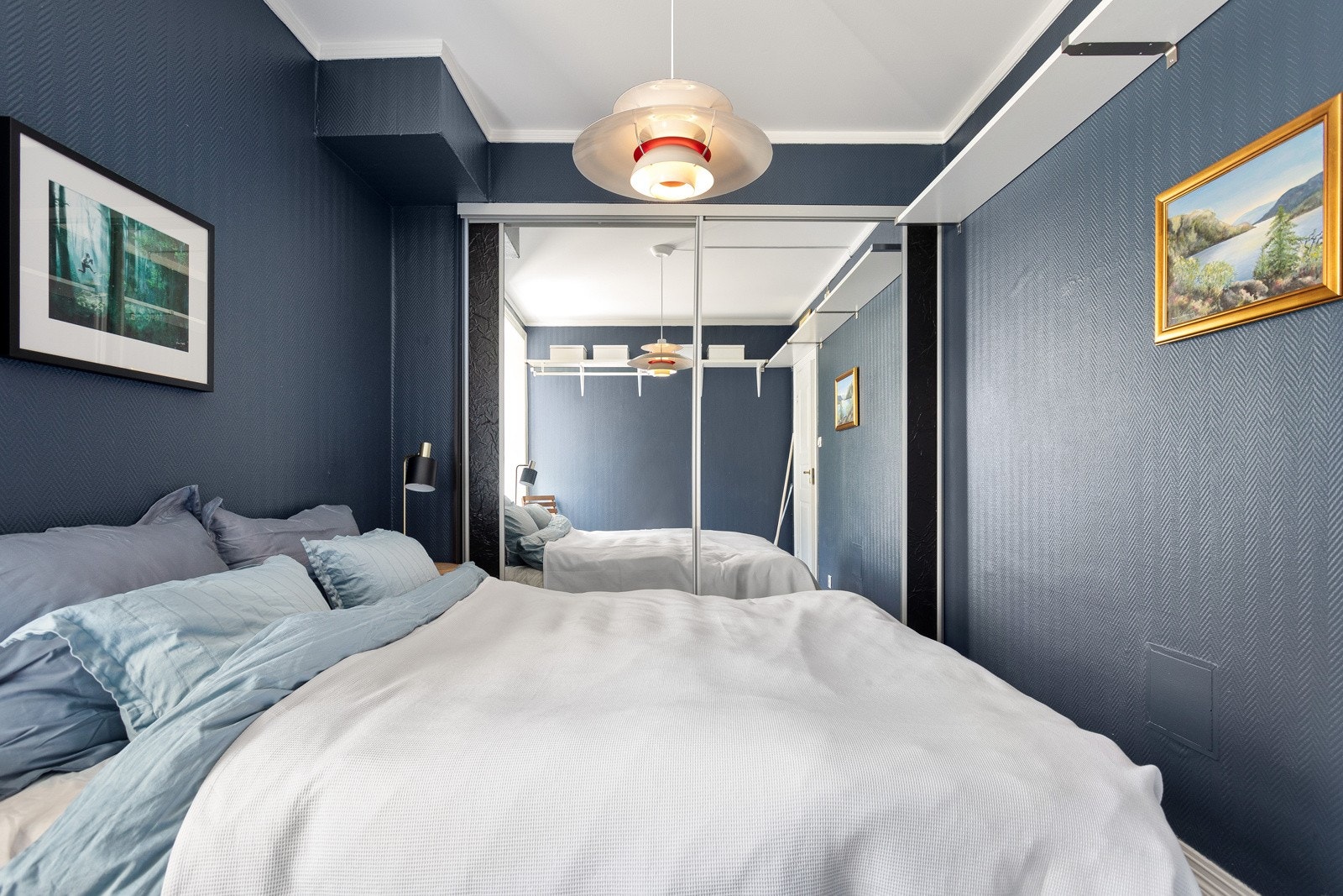 Stor skyvedørsgarderobe med speilfront med rikelig oppbevaringsplass. Galleribilde