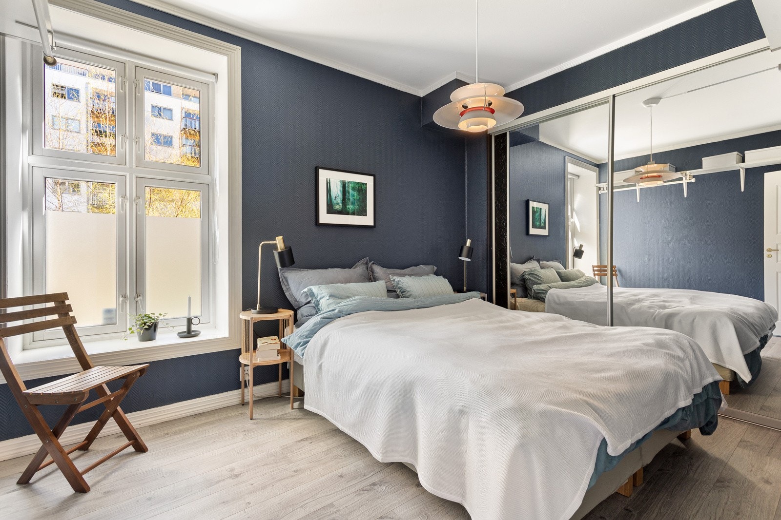 Romslig soverom med rikelig plass til dobbeltseng med nattbord på begge sider. Galleribilde