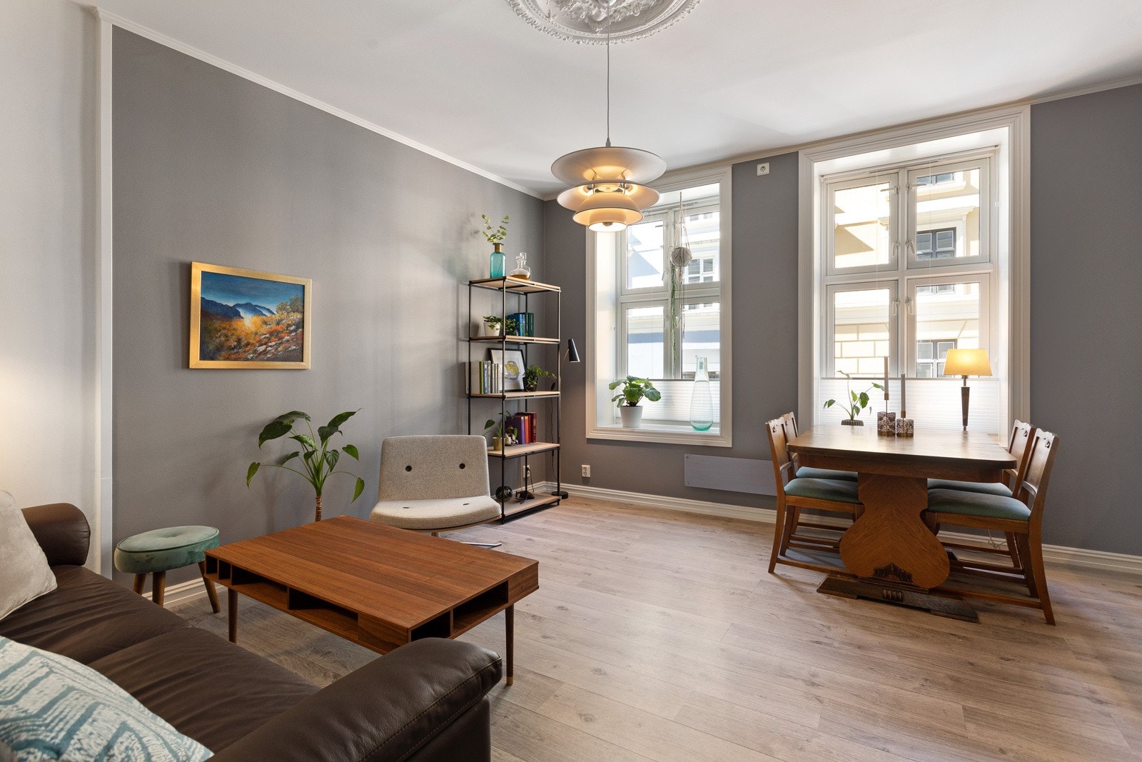 Gode møbleringsmuligheter med plass til sofaseksjon med tilhørende møblement, samt spisebord for hyggelig sammenkomster. Galleribilde