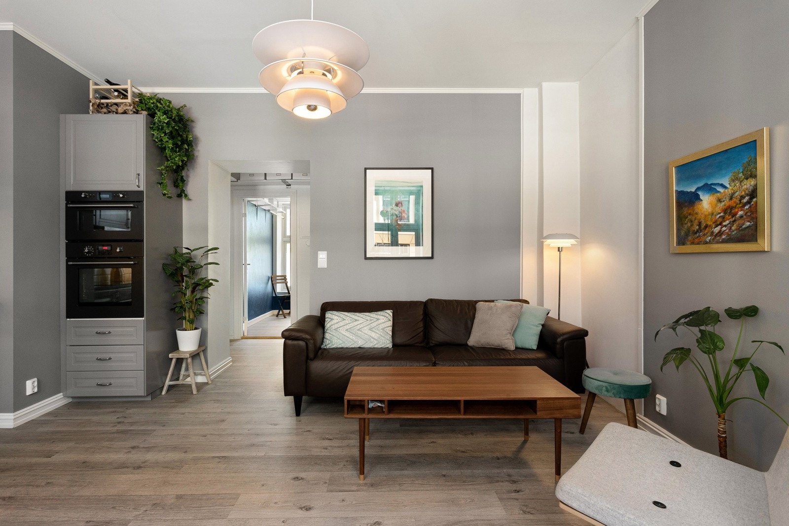 Nyere laminatgulv og overflater malt i moderne fargetone. Galleribilde