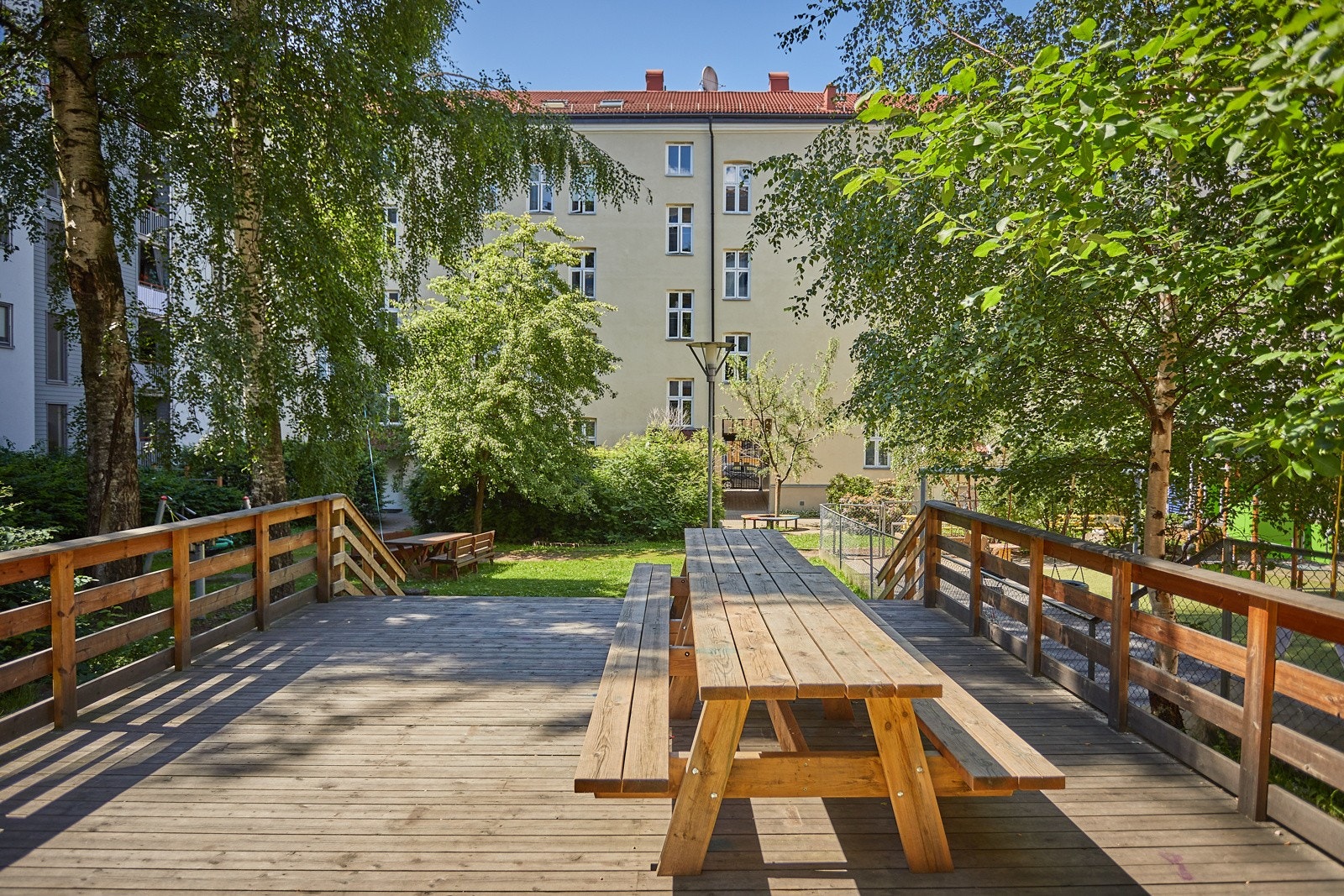 Platting med flere sittegrupper til fri benyttelse for beboerne. Galleribilde