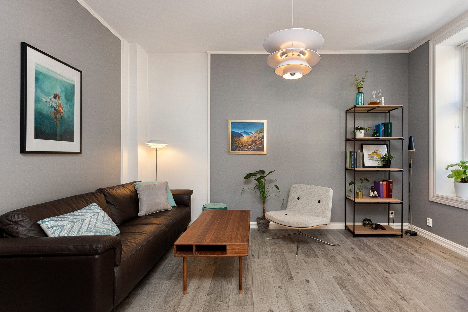 Det er pipeløp i stue. Før evt. montering av ildsted må lovlighet kontrolleres med styret i borettslaget. Galleribilde