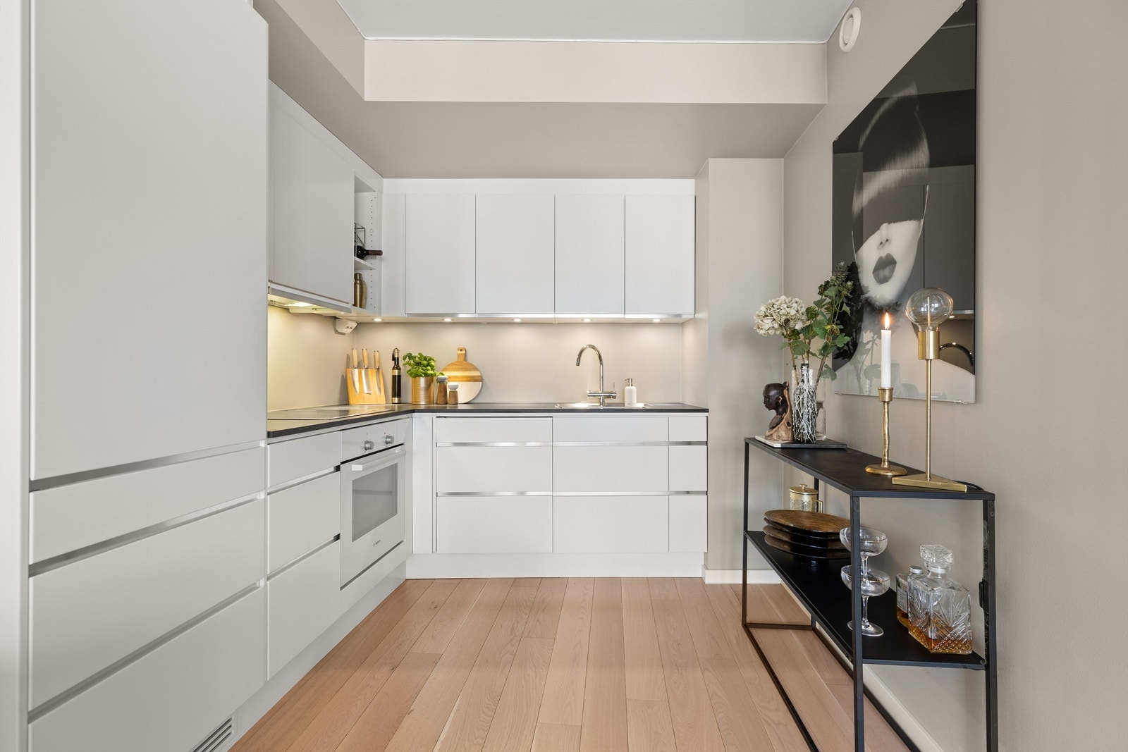 Innredning fra Drømmekjøkkenet montert i 2016 med hvite slette fronter. Galleribilde