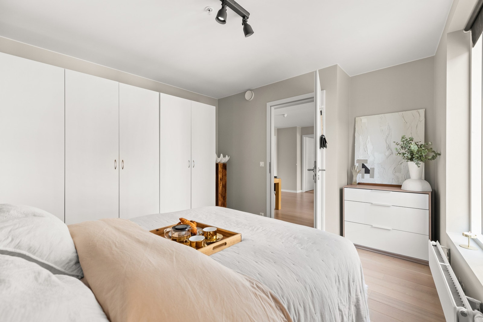 På motsatt side av sengen er det og plass til en kommode. Galleribilde