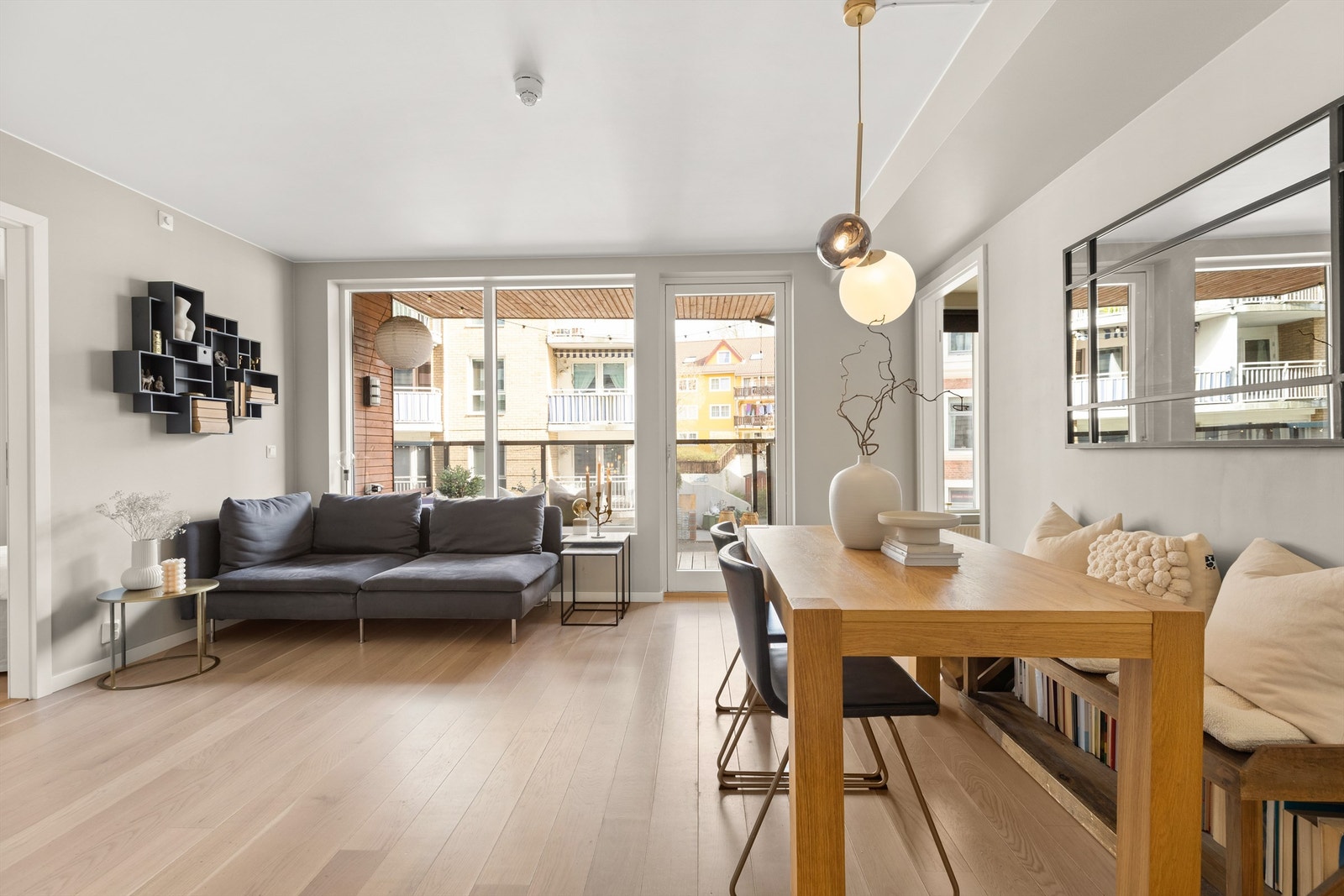 Utgang til balkong fra stuen. Galleribilde