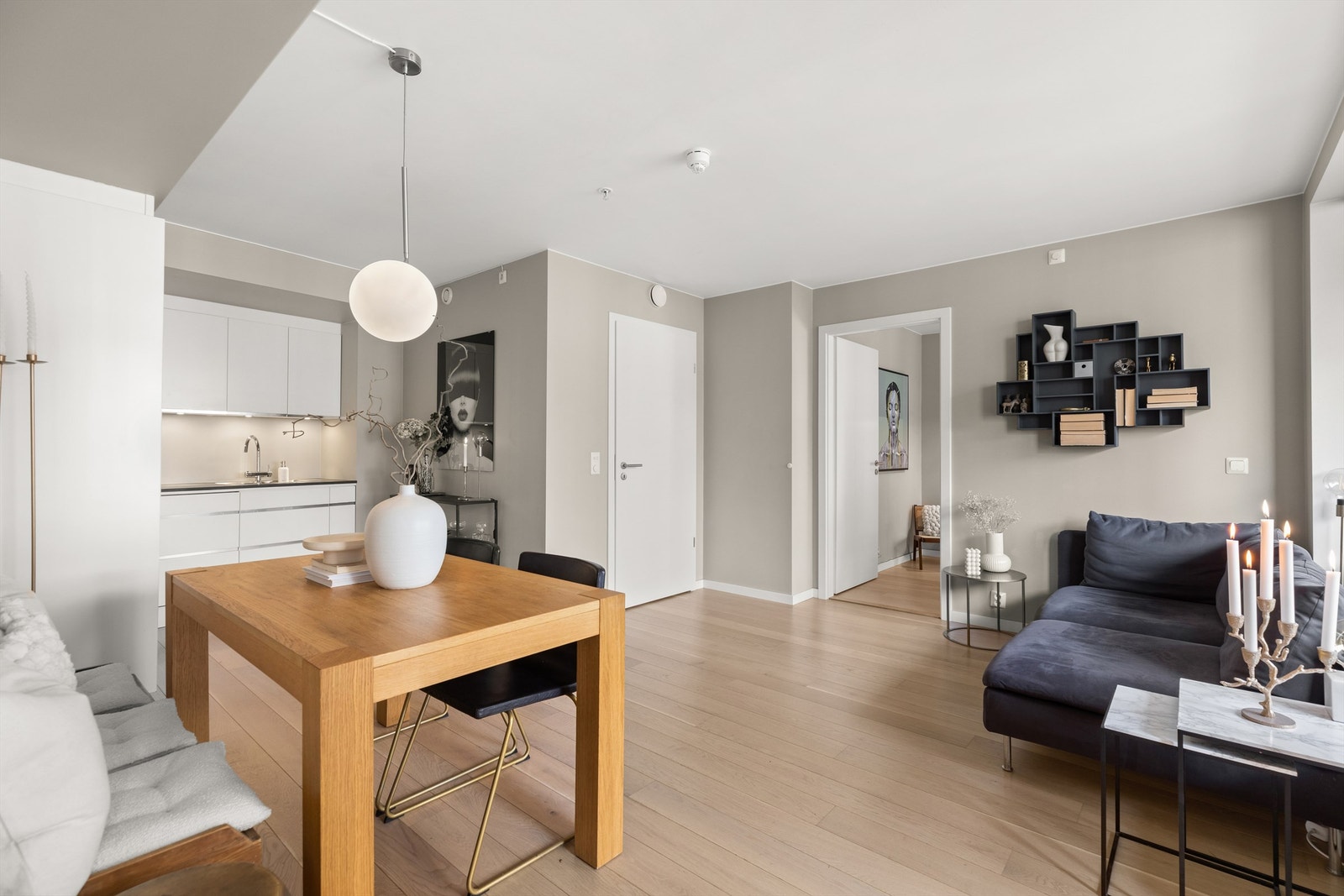 Det er åpen løsning til kjøkkenet. Galleribilde