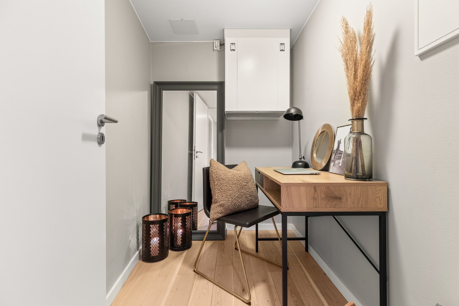 Det er innredet til kontor i den tidligere innvendige boden med adkomst fra entré. Det gjøres oppmerksom på at rommet ikke er omsøkt eller godkjent til varig opphold. Galleribilde