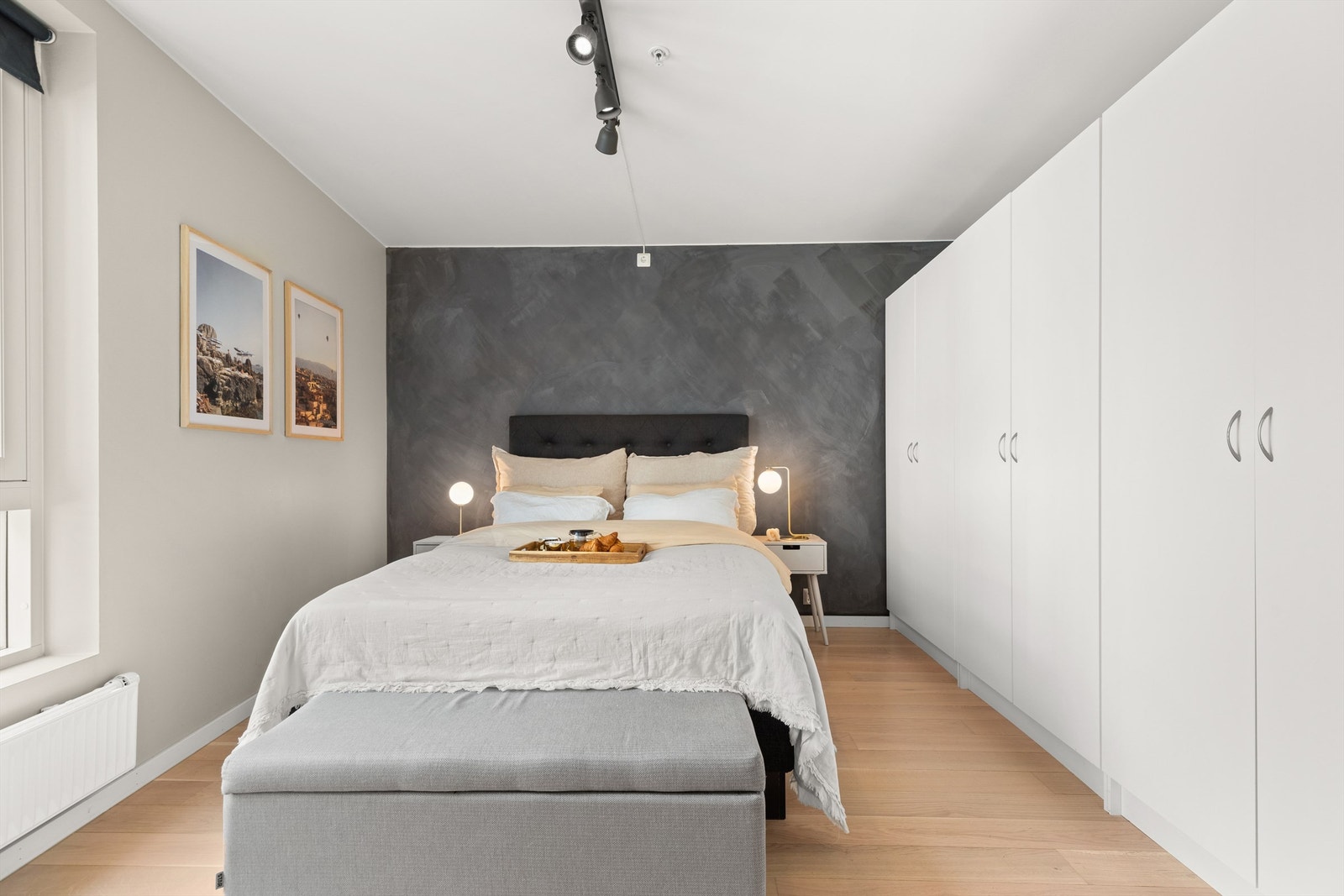 Det er tre garderobeskap langs den ene veggen, med rikelig plass til oppbevaring. Galleribilde