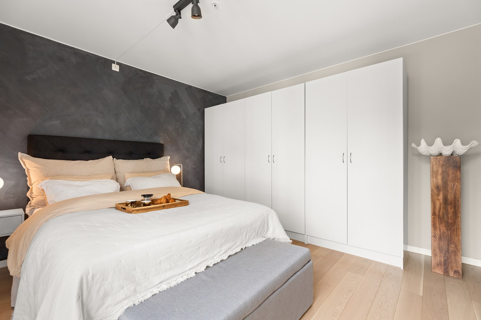 Gulvet er belagt med samme 1-stavs parkett som i resten av leiligheten. Galleribilde