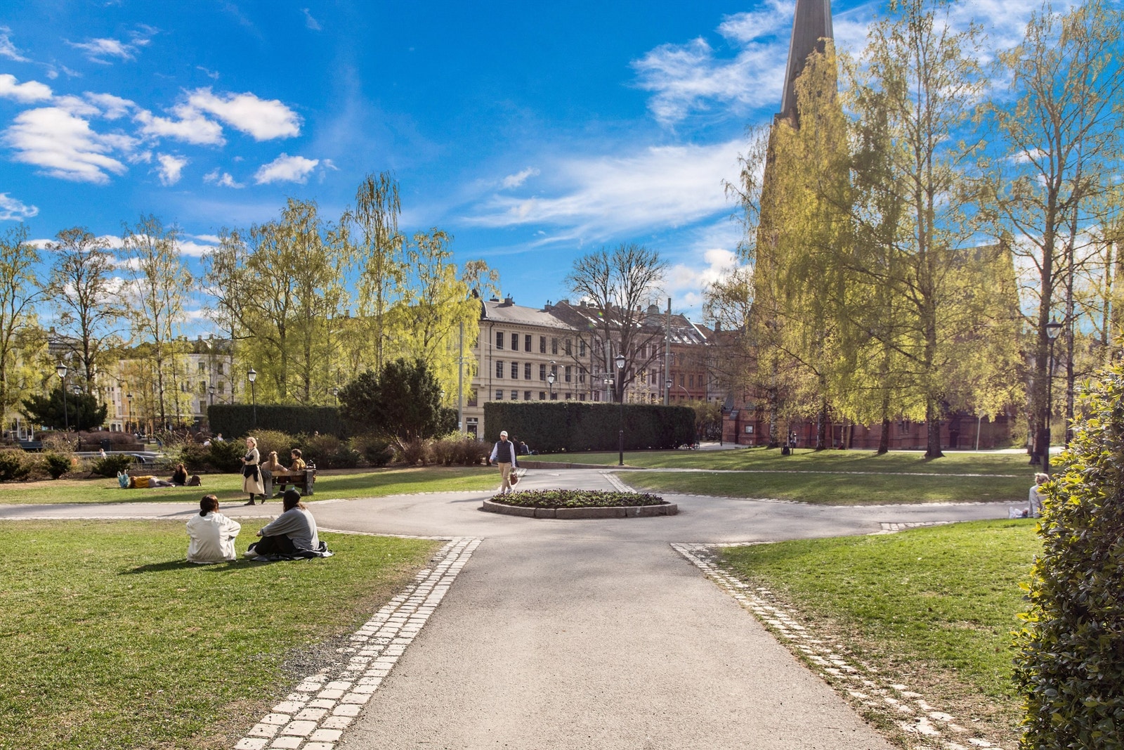 Området byr på flere fine parker. Her fra Olaf Ryes plass. Galleribilde