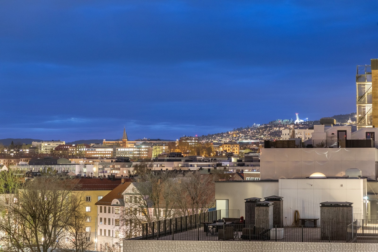 Fra den felles takterrassen kan du se helt opp til Holmenkollen. Galleribilde