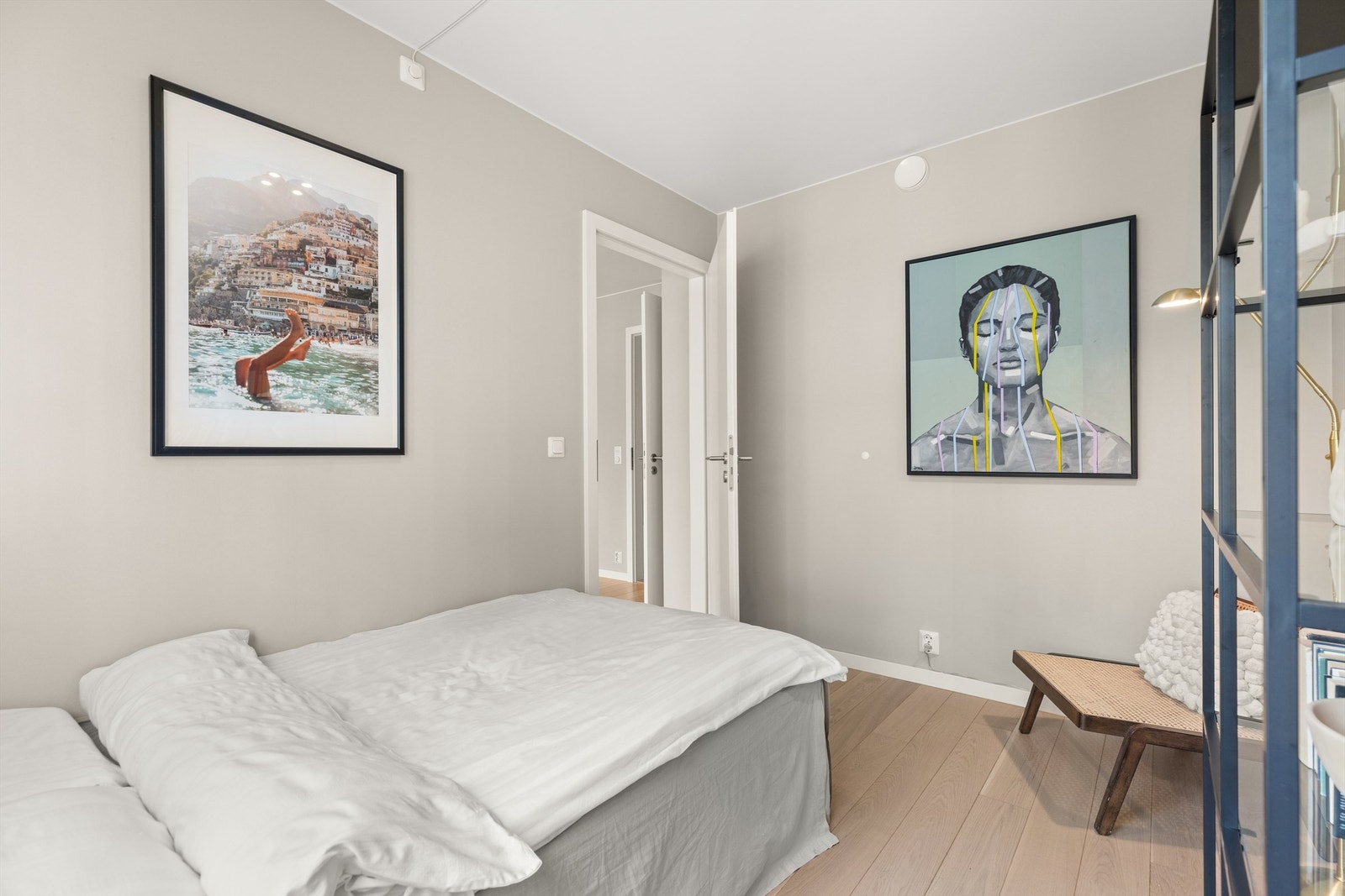 Her får du plass til en mindre dobbeltseng, samt skap. Galleribilde