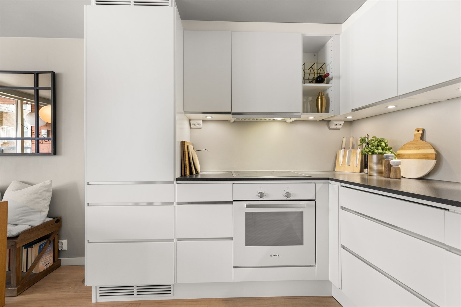 Integrert koketopp, komfyr, kjøleskap og oppvaskmaskin. Ventilator over koketopp med avtrekk ut av bygget. Galleribilde