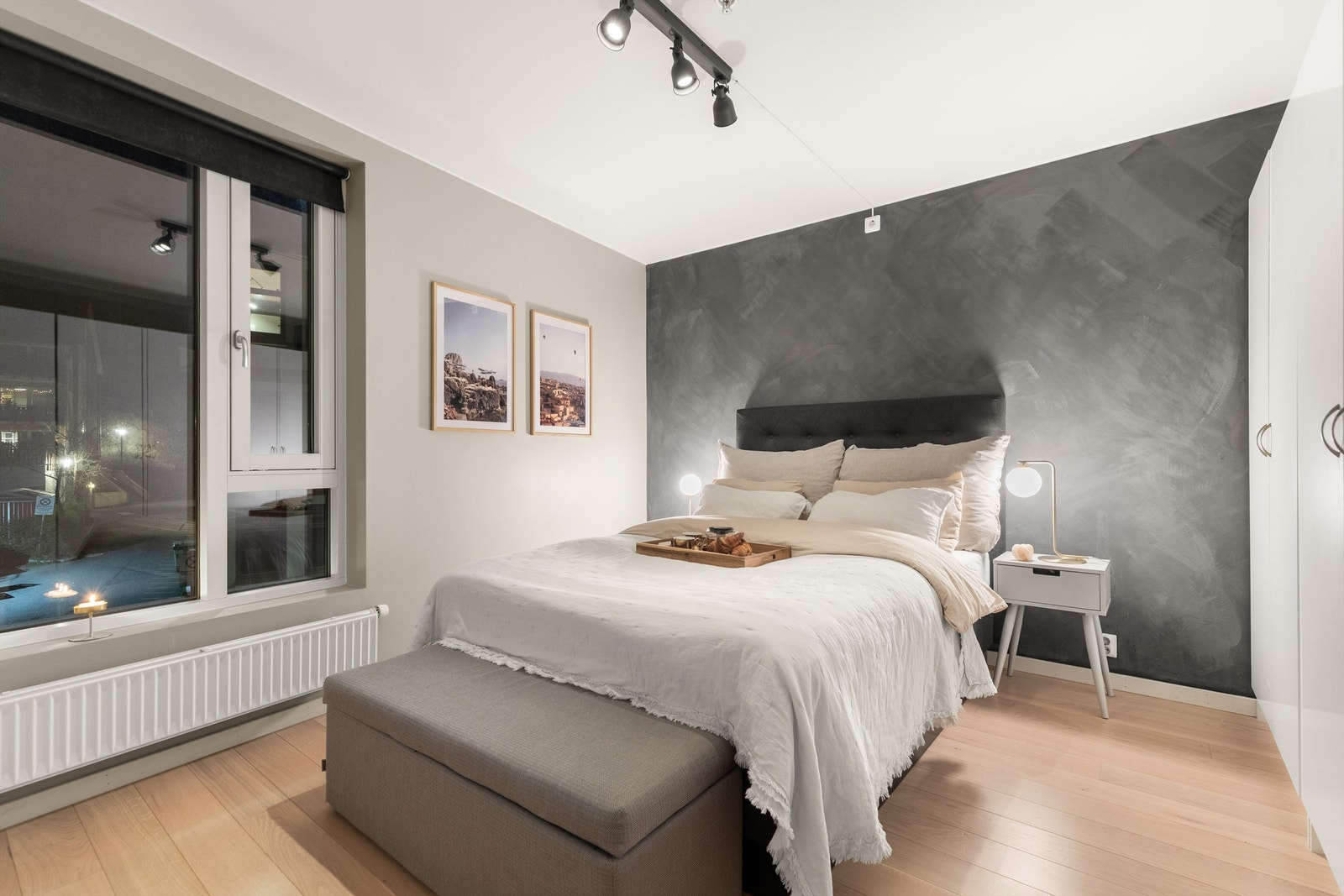 Hovedsoverommet er av god størrelse og har plass til dobbeltseng, samt nattbord på hver side. Galleribilde