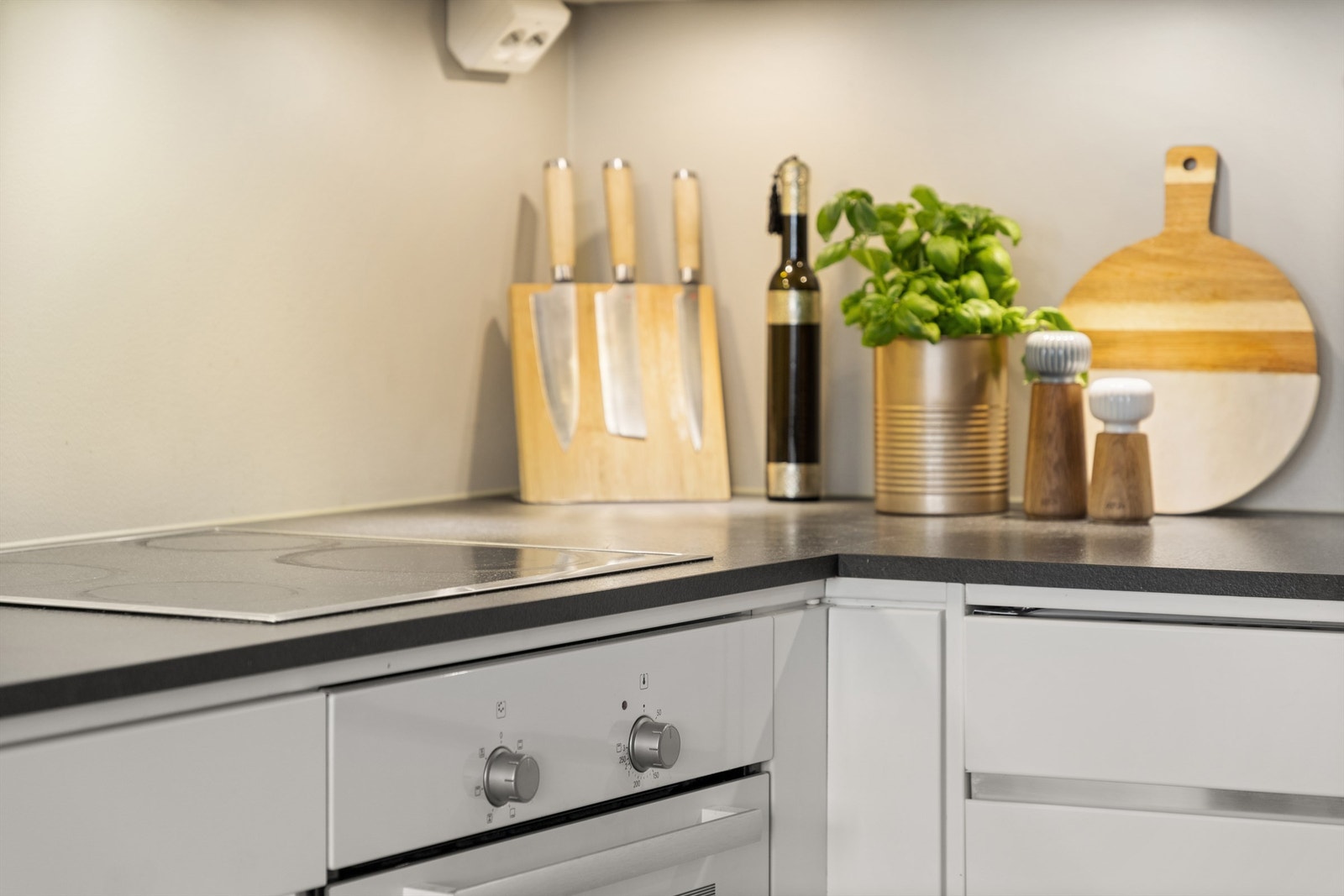 Belysning og stikkontakt over kjøkkenbenk. Galleribilde