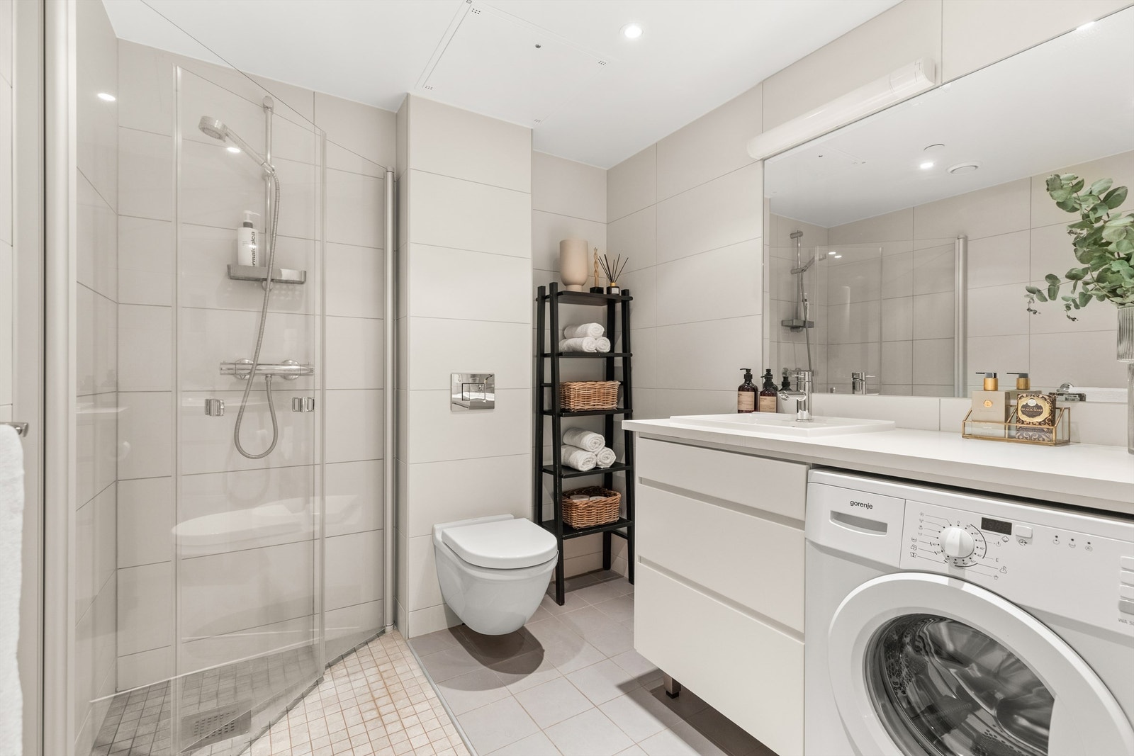 Lekkert bad fra byggeår i 2016. Flislagt gulv med gulvvarme og flislagte vegger. Nedsenket himling med innfelte downlights. Galleribilde