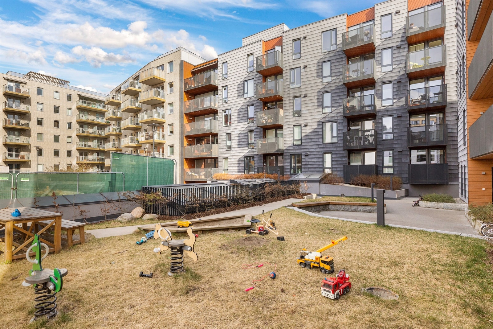 Pent opparbeidet bakgård for sameiet med bl.a. lekeplass med sandkasse for barna, til stor glede for småbarnsfamiliene. I tillegg er det felles sykkelparkering i kjeller og ute i bakgård (rett ved inngangsporten). Galleribilde