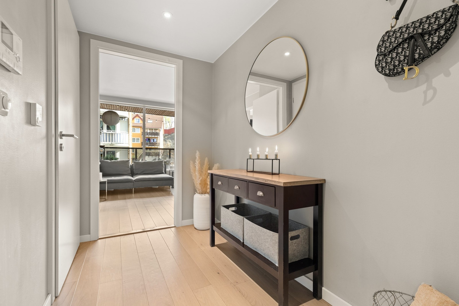 Entré med downlights i himling. Mulighet for oppheng på vegg. Adkomst til innvendig bod/innredet kontor fra entré. Galleribilde