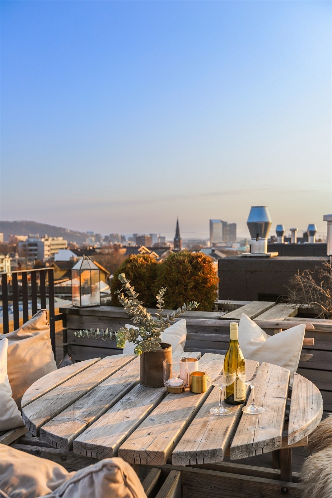 Herfra har du en praktfull utsikt over byen og sol fra tidlig morgen til sent på kvelden. Galleribilde